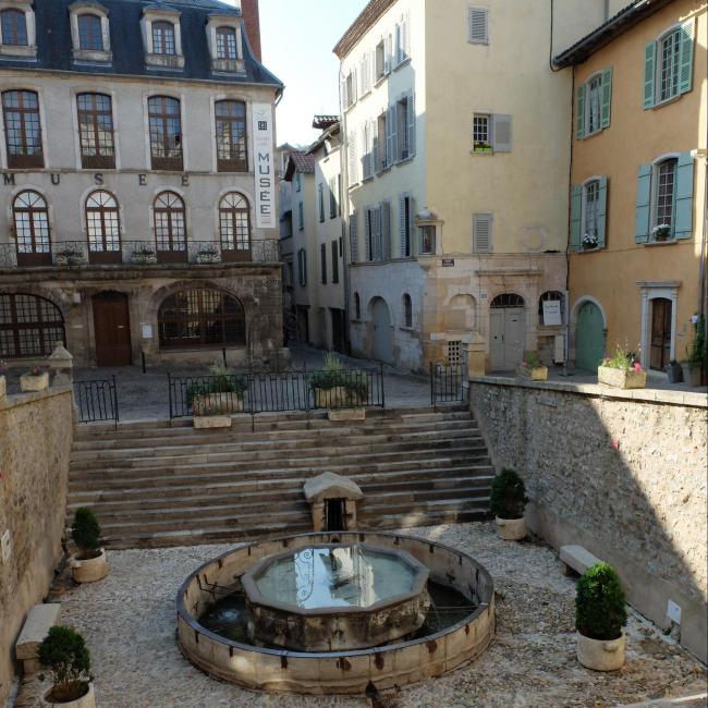 l'entrée du musé et sa fontaine.